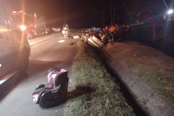 Acidente aconteceu no quilômetro 77 por volta das 21h45min desta terça-feira (31)