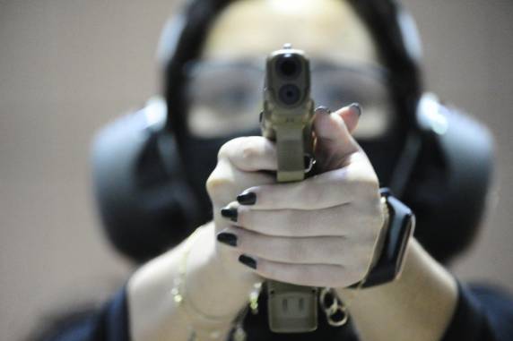 Deve constar no registro ao menos a identificação da arma e do proprietário, com nome, CPF ou CNPJ, endereço de residência e do acervo; recusa poderá resultar na apreensão do armamento