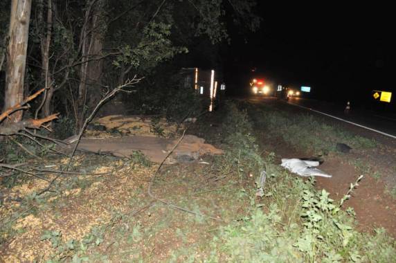 Colisão seguida de tombamento envolvendo uma carreta Scania e uma colheitadeira na Rs-223 - foto 3