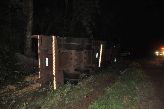 Colisão seguida de tombamento envolvendo uma carreta Scania e uma colheitadeira na Rs-223 - foto 2