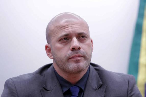 Prisão se deu por descumprimento de medidas cautelares. Político foi condenado no STF e, embora tenha recebido indulto de Bolsonaro, devia usar tornozeleira eletrônica