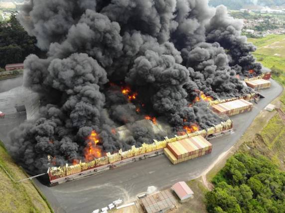 Fogo começou no início da tarde e mobilizou mais de 10 viaturas dos bombeiros