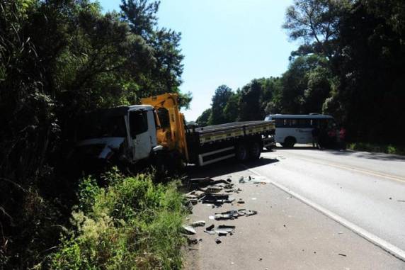 Colisão envolveu um caminhão e um micro-ônibus