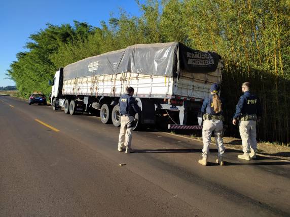 PRF apreende caminhão carregado com 350 mil maços de cigarros contrabandeados - foto 3