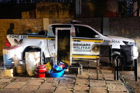 Com o trio, foram encontrados entorpecentes e objetos supostamente furtados de uma casa