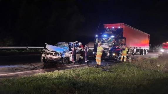 Acidente foi registrado na altura do km 80 da rodovia, na noite deste domingo (5); vítima era condutor do automóvel