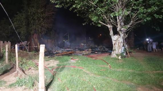 Incêndio destrói casa de madeira e uma pessoa carbonizada, em Jóia - foto 3