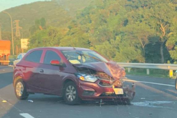 Colisão traseira entre dois carros aconteceu no km 4 da rodovia, em Osório