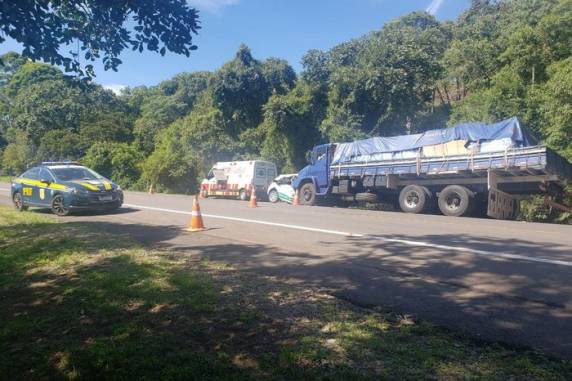 Colisão ocorreu na altura do km 282 da rodovia, na manhã desta segunda-feira