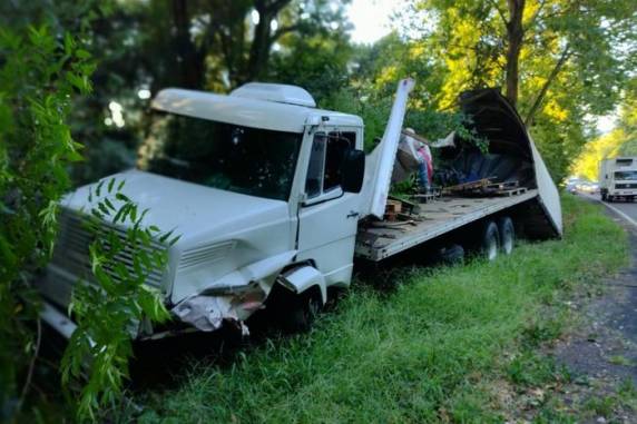 Colisão foi registrada pouco depois das 18h desta segunda-feira (6)