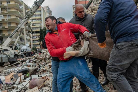 Buscas por sobreviventes de terremoto na Turquia e na Síria seguem, à espera de ajuda internacional - foto 2