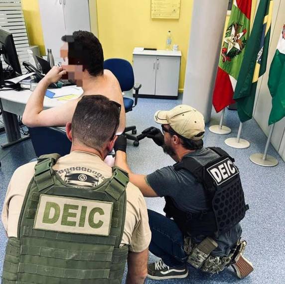 Homem foi rendido e o grupo tentou forçar que retirasse dinheiro da agência. Equipe antibomba chegou a ser acionada.