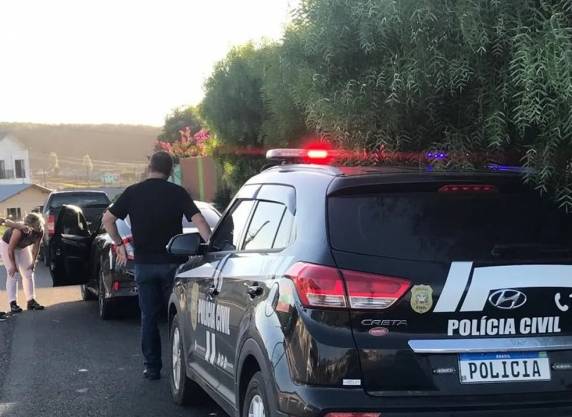 Homem foi rendido e o grupo tentou forçar que retirasse dinheiro da agência. Equipe antibomba chegou a ser acionada.