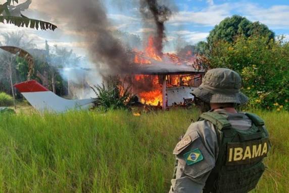Uma base de controle foi instalada no Rio Uraricoera, principal rota fluvial da região, para impedir o fluxo de suprimentos para os garimpos