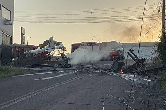 Avião com quatro ocupantes cai na zona urbana de Erechim, mas ninguém fica ferido - foto 2