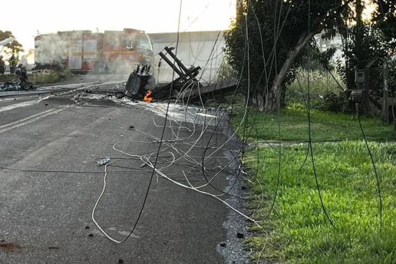Avião com quatro ocupantes cai na zona urbana de Erechim, mas ninguém fica ferido - foto 3