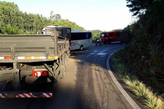 Acidente entre caminhão e ônibus deixa uma mulher morta e 17 feridos no Vale do Taquari - foto 2