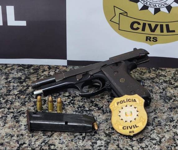 As mulheres foram presas em flagrante pela prática de crimes de porte ilegal de arma de fogo e extorção