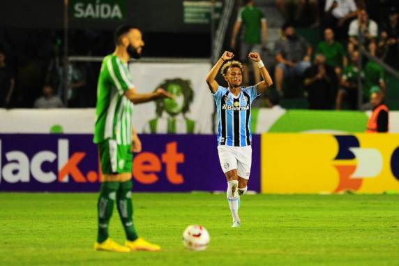 Tricolor sofreu susto com gols de Rodrigo Rodrigues e Mandaca no segundo tempo, mas garantiu o resultado positivo com Bitello, Reinaldo e Bruno Alves