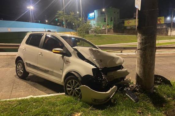 Motociclista fugiu do local e o condutor do veículo não ficou ferido