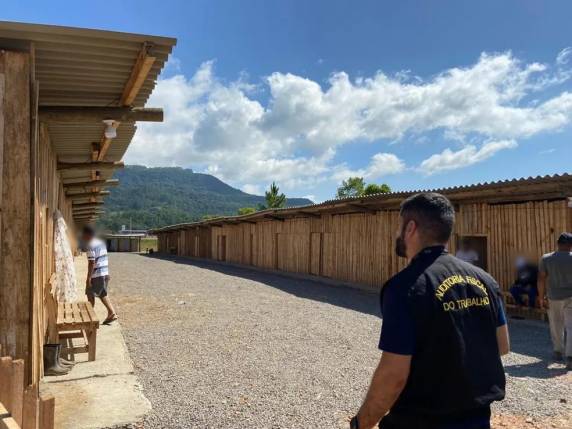 Venezuelanos com recém-nascidos e crianças são resgatados em condição análoga à escravidão em SC - foto 2