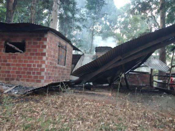 Incêndio destrói cinco casinhas no parque de rodeios de Humaitá - foto 2