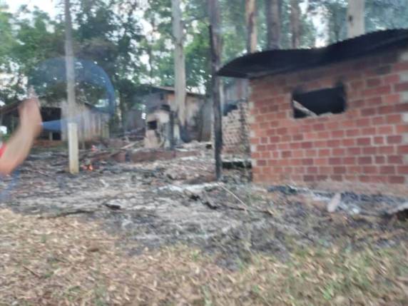 Incêndio destrói cinco casinhas no parque de rodeios de Humaitá - foto 3