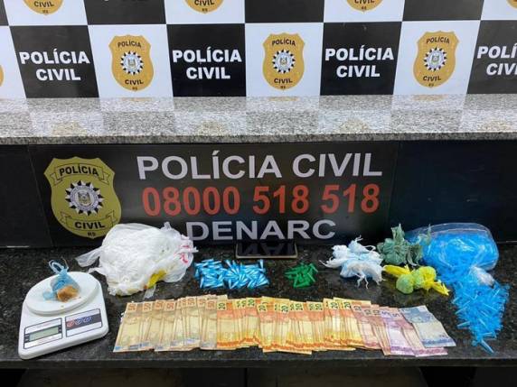 Segundo a Polícia Civil, ele era responsável por um imóvel no bairro Aparecida, onde eram feitos o armazenamento e a distribuição de entorpecentes
