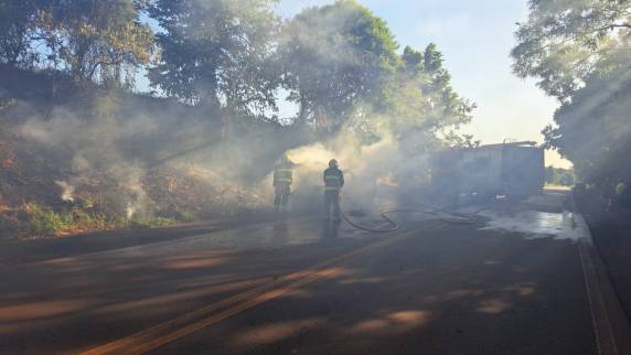 Caminhonete fica destruída em incêndio na RS-522 em Ijuí - foto 4