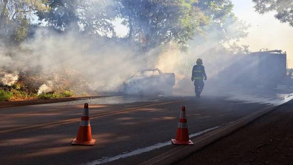 Caminhonete fica destruída em incêndio na RS-522 em Ijuí - foto 3