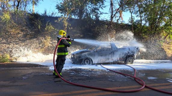 Caminhonete fica destruída em incêndio na RS-522 em Ijuí - foto 5