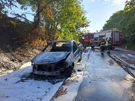 Caminhonete fica destruída em incêndio na RS-522 em Ijuí - foto 2