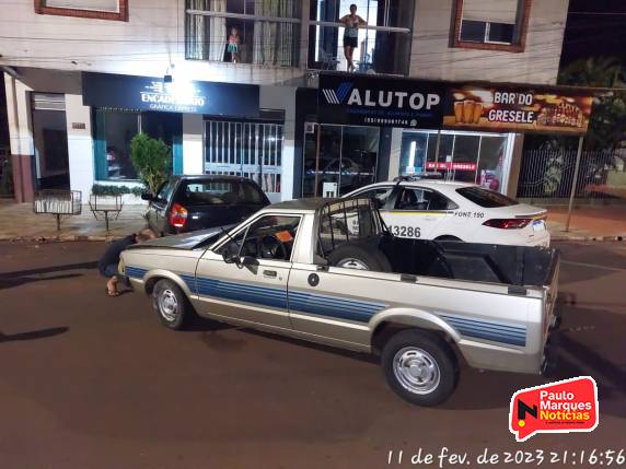 Condutor bate caminhonete em veículo estacionado no Centro de Três de Maio - foto 6