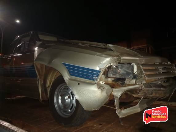 Condutor bate caminhonete em veículo estacionado no Centro de Três de Maio - foto 4
