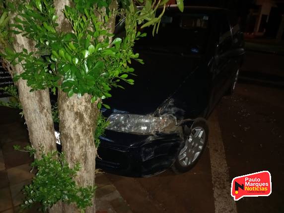 Condutor bate caminhonete em veículo estacionado no Centro de Três de Maio - foto 2