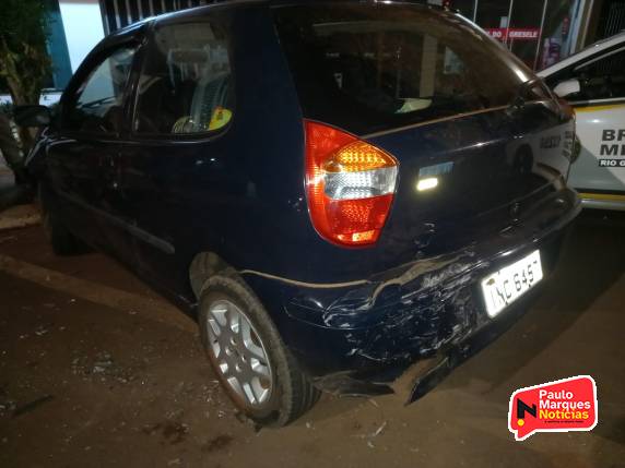 Condutor bate caminhonete em veículo estacionado no Centro de Três de Maio - foto 5