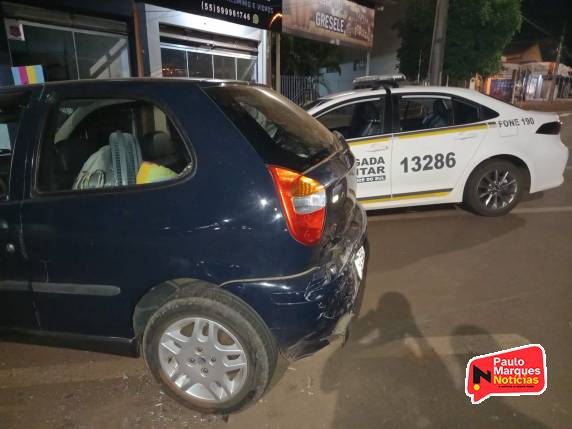 Condutor bate caminhonete em veículo estacionado no Centro de Três de Maio - foto 3