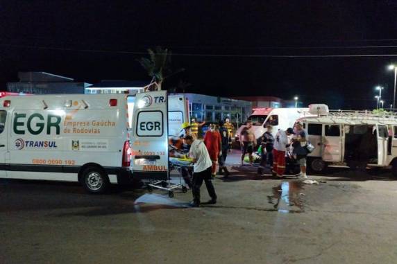 Colisão entre Kombi e Spin aconteceu na noite desse domingo (12) entre a RS-040 e a RS-101