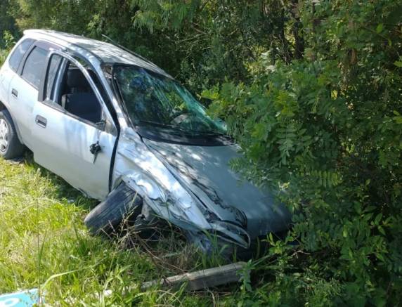 Acidente, que envolveu três veículos, aconteceu após passagem de cachorro na pista. Homem não tinha carteira de habilitação e estava bêbado, segundo PMRv.