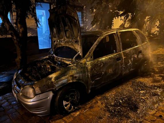 Carro foi totalmente consumido pelo fogo