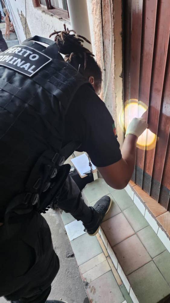 Equipe do IGP trabalha em local que serviu de cativeiro em Porto Alegre - foto 2