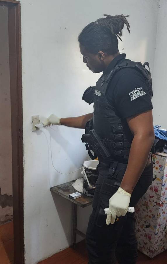 Equipe do IGP trabalha em local que serviu de cativeiro em Porto Alegre - foto 3