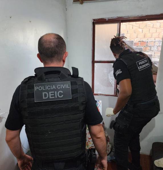 Equipe do IGP trabalha em local que serviu de cativeiro em Porto Alegre - foto 4