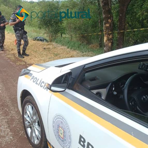 Vestígios indicam acidente e uma moto foi localizada na vegetação