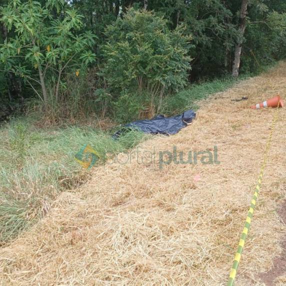 Vestígios indicam acidente e uma moto foi localizada na vegetação