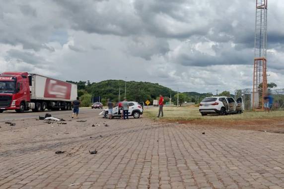 Acidente envolveu um Renault Kwid e uma BMW X1, no km 228 da rodovia