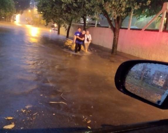 O fato ocorreu na Avenida Décio Martins Costa, a rua do valão, nas proximidades do Ceat