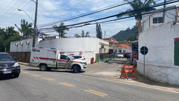 Ao menos três pessoas morreram, segundo os Bombeiros. Equipes de socorro atuam no local.
