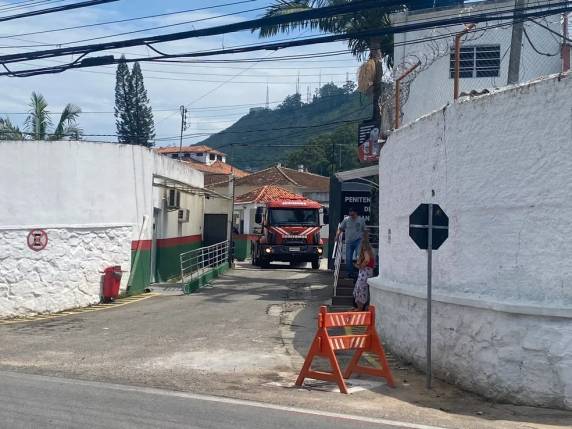 Ao menos três pessoas morreram, segundo os Bombeiros. Equipes de socorro atuam no local.