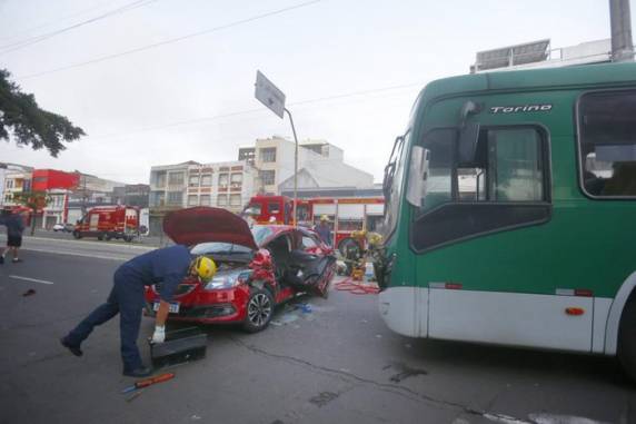 Colisão entre carro e ônibus fere duas pessoas no cruzamento das avenidas Azenha e Ipiranga, em Porto Alegre - foto 2